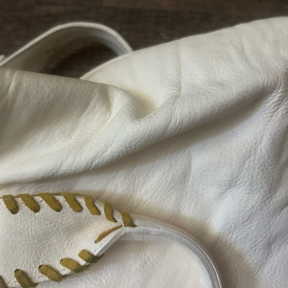 Via Repubblica NWOT large white bag! Larger stitch made in Italy and a nice bag - Picture 4 of 16